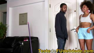 Շեֆը արատավոր սիրում նստել, նայում նրա սպասուհին սեքսուալ Giovanna Կոնֆետների limando ձեր տանը, օգտագործելով միայն ներքնազգեստ, կարմիր, ամբողջական տեսարաններ Կայքում Թեստ Fudelidade