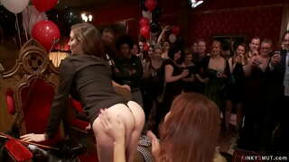 Dwie niewolnice милфы z dużymi cyckami Simone Sonią i Syren de Mer na publicznej imprezie z okazji urodzin pani księżniczki Donny Долоре się pieprzą w gardła