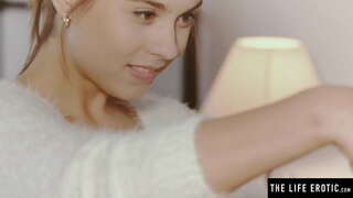 Niedliche Brünette Uhren sich im Spiegel, während Sie masturbiert