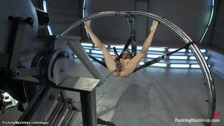 Pigtailed solo morena gata Latina Sara Luvv tiras de lingerie para as meias e depois fode máquina e fica intensos orgasmos em várias posições