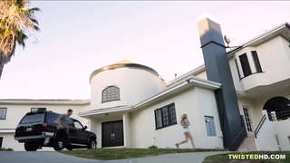 Ficken Freund, während mom walks in? Schön!