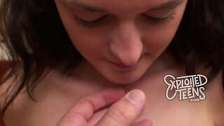 Teen ki te pigtails homai te upoko i roto i tona tuatahi porn