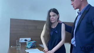 خرجت الطبقة الرئيسية عن السيطرة وأراد المعلم أن يمارس الجنس مع الطالب في الحمار