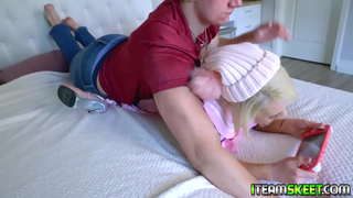 Sexy gamer babe Ava Sinclaire laat haar spel en beginnen met neuken haar vriendjes lul en maakt hem cum in haar grote tieten