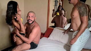 ���ៅក្នុងផ្ទៃខាងក្រោយនៃការខាងមុខនៃកាមេរ៉ានេះសម្រាប់ម៉ាកថ្មី carioca,និងអារម្មណ៍នៃពីរ cocks នៅក្នុង pussy របស់នាងនៅពេលដូចគ្នា,សម្រាប់ពេលដំបូងនិងបញ្ចប់ជាមួយនឹងការទាំងមូលផ្ទុកនៃជាដើម