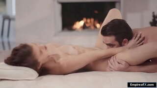 Eine Brünette Mitarbeiter pussy geleckt dann gefickt von Ihrem manager