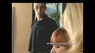 Â�テップママと一歩の息子を訪問支配的なステップのおばちゃんに彼女の誕生日