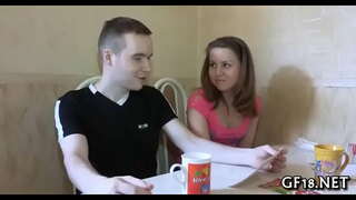 Αρκετά νόμιμη ηλικία έφηβος άγγελος στέκεται σκυλάκι της μόδας