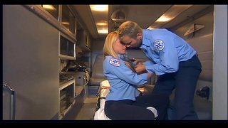 Busty blond pakliuvom juodos spalvos aukštakulniais kojinės