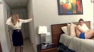 Boobed بزرگ, بلوند, مادر دوست داشتنی با جوراب ساق بلند و بند جوراب