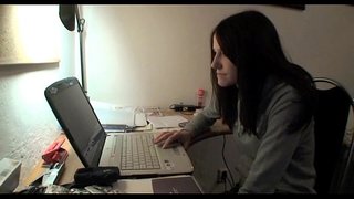 Ajo vogëlushe përhap këmbët hapur