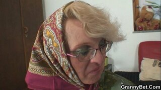 זי פּליזיז אַ יונג פרעמדער