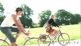 ���ளம் மற்றும் அழகான மாணவர், தனியா, கல்லறை sodomisee மற்றும் prise ta இரட்டை p