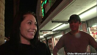 Vegas milf fucked kwi-hotel