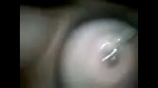 ���्रेमिका संग खेल्छ उनको घायल nipples 1