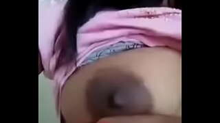 Indian girl showing her boobs with dark juicy areola und Brustwarzen