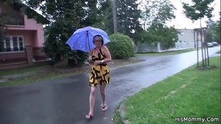 Matang ibu dan remaja lesbian bermain-main satu sama lain