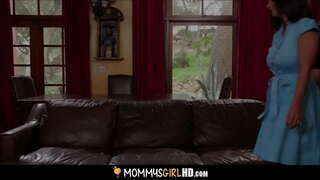 MILF Céim Mam &amp;amp; Bídeach Leasiníon a Roinnt Orgasms