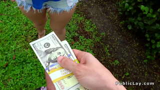 Gelembung korban pirang banging ing garasi ing umum