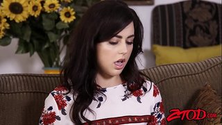 ���කර්ෂණීය ජූලියා ඈන් සහ විට්නි සුදු හැසිරවීමේ විශාල කුකුළා