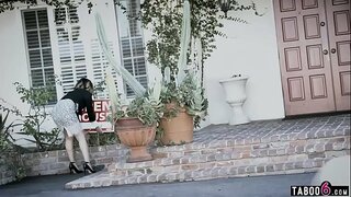 Голема titted realtor тинејџерски прави сигурни дека таа се продава куќа