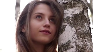 ���िठाई युवा महिला निकोलिना जंगल में उसके कपड़े निकालता है