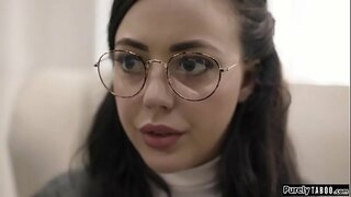 Tulburat virgine ultimul resort este asistent social e de întâlnire.El e singurul care te poate ajuta ea și sora ei, dar vine la un preț.El vrea ca ea face sex cu el.Spirit nici o altă opțiune, ea gâtul lui cocoș și vă permite să-l mănânce înainte de a o fute