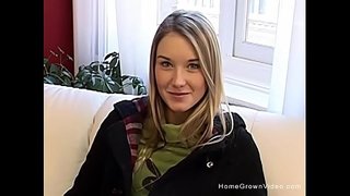 Super cute blonde teen Sträifen nackt a spillt mat Hirer enker pussy