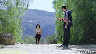 Gwallt Du Chwaraeon Babe Yn Cael Rhyw Gyda Hyfforddwr