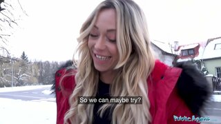 Public Agent Europäische Pole Jennifer Amilton sex auf Leder couch