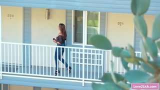 Stepmom sa pagkaon sa iyang tomboy tin-edyer stepdaughters balhiboon cunt