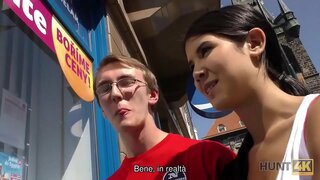 HUNT4K. Te cuckold nerd he hari ki te tiki i te utua mō te teen topanga o tona kaumeá