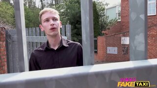 ���ெண் டாக்ஸி அழகி பிடித்து விளையாடி கொண்டு அவளது பையன் அடுத்த கதவை