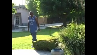 Ebono MILF ricevas nher cunt borita de dika nigra urso de la naĝejo