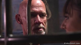 Иске мастер трахает кайнар брюнетку рабыню тирән шул тамакны, әлегә трахает аның киску бу веревочном бондаже