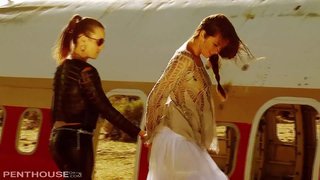 Sexy лесбийские ситорагон Ellie ва Дженна 69 ва трахаются ангуштони худ дар биебон.