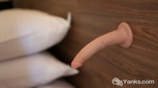 Истетовиран се плавуша хонеи од Амера Глумачки јебе своју маца своју играчку