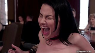 Kopf-slave-Veruca James-guides slave trainee Sabrina Banken für den service Schlampe und Sie hart ficken und reichen in der oberen floor orgy bdsm party