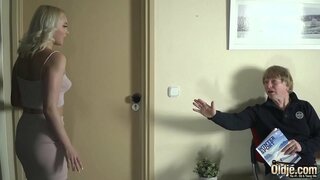 Bătrânul pătrunde fierbinte tartă și planuri cu ea sfarcurile moi