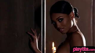 Спортски црно бебе сензуална стриптиз сесија