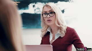 Teen dalle figliastre avuto qualche difficoltà a lavorare con la sua MILF boss