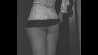 Verheiratete Frau showing off in b. Puppe, Ihrem Mann Hahnrei