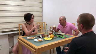 Zwei Jungs gefickt eine ehemalige Klassenkameradin (Teil 1)