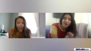 Подружки-студентки чечет пайдаланууга өз оюнчуктар видео байланыш учурунда.Грудастая красотка затыкает анальную дырку өз задницу, ошол эле учурда брюнетка менен маленькими сиськами насаживается задницей карата игрушку