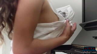 Centerfold pornostar Uma Jolie mostra il suo incredibile corpo naturale