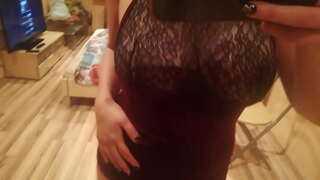 Dělá stip tanec v před zrcadlem ukazuje bradavky